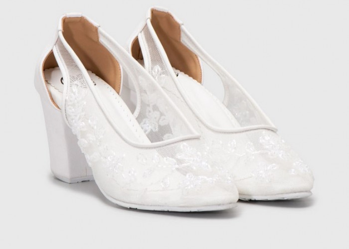 4 Sepatu Putih Wanita Terbaru dari Brand Terkenal yang Lagi Trend 