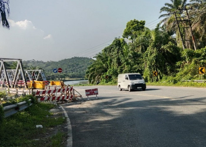 Jalan Nasional Lintas Barat Sumatera di Bengkulu Ditutup Warga, Kendaraan Pindah Jalur, Ini Penyebabnya