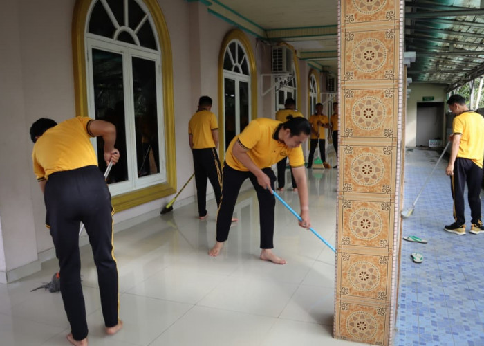 Personel Polres Bengkulu Selatan Korve Bersihkan Masjid
