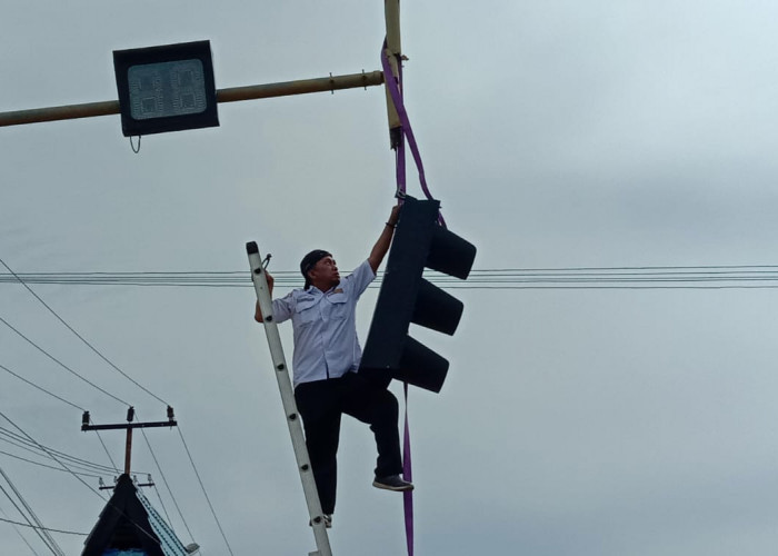 Bukannya Dipasang, Lampu Merah di Depan Dikbud Bengkulu Selatan Justru Dilepas, Kok Bisa?