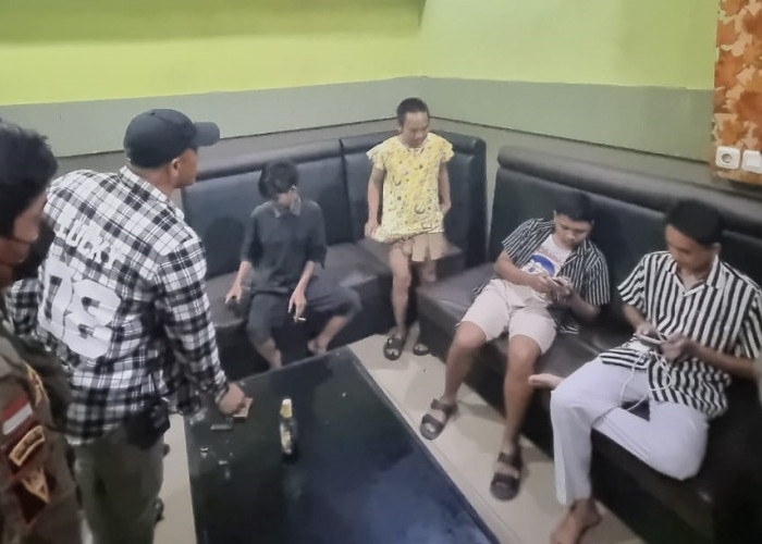 Razia Tempat Karaoke dan Warem di Bengkulu Selatan: Polisi Amankan Pria Pakai Rok Mini