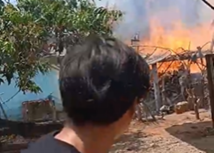 BREAKINGNEWS : Rumah Warga Desa Pagar Gading Habis Terbakar