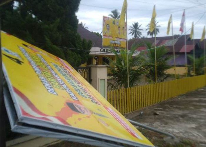 Reskan Efendi Mundur, Baliho Depan Gedung DPD II Golkar Tumbang 