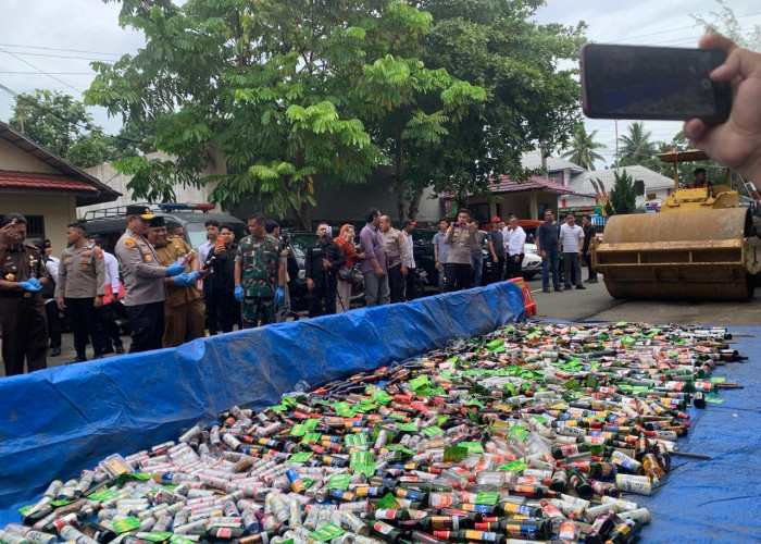 Ribuan Botol Miras dan Rokok Ilegal di Bengkulu Dimusnahkan