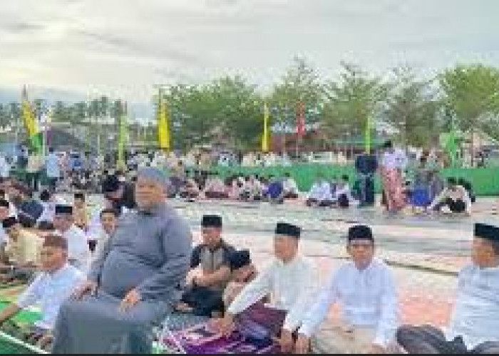 Bupati dan Wakil Bupati Bengkulu Selatan Sholat Idul Fitri Bersama Masyarakat di Lapangan Sekundang