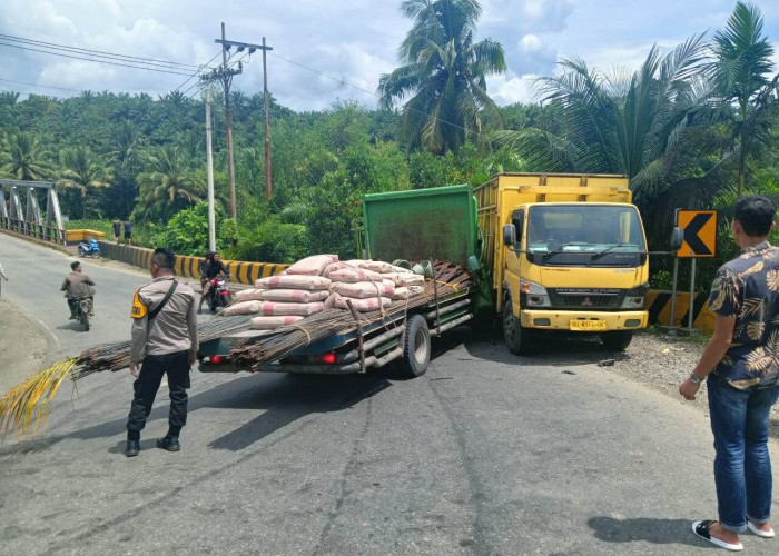 Lakalantas di Bengkulu Selatan: Mobil Remuk, Sopir Selamat
