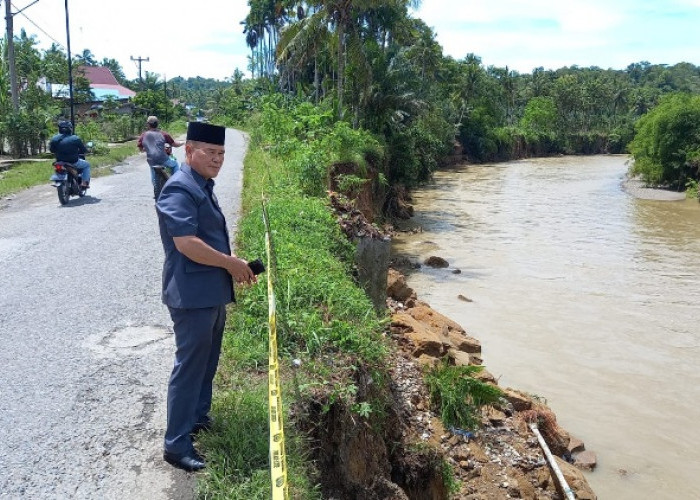 Di Bengkulu Selatan Jalan Provinsi & Rumah Warga Terancam Terjun ke Sungai
