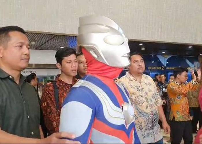 Ada Ultraman di Pelantikan Anggota DPR RI, Ini Sosoknya!