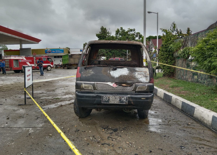 Momen Sopir Mobil Pick Up yang Terbakar di SPBU Bengkulu Selatan Melarikan Diri Terekam CCTV
