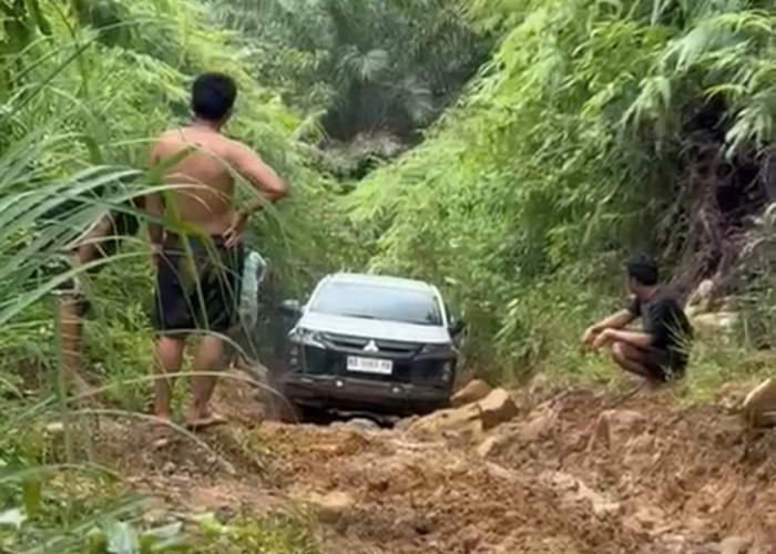 Ruas Jalan Menuju Lubuk Resam Masih Rusak Parah, Warga Tiga Desa Kesulitan Akses