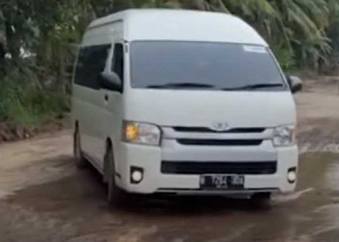 Mobil Erick Tohir Nyangkut Saat Tinjau Jalan Rusak di Lampung