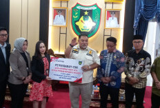 Terima CSR Bank Sinar Mas, Bupati Bengkulu Selatan Harap Perusahaan Swasta Lain Ikut Salurkan CSR 