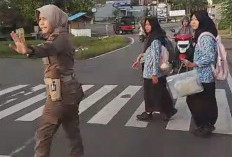 Tidak Hanya Tertibkan Ternak, Satpol PP Bengkulu Selatan Hadir untuk Keselamatan Pelajar di Jalan Raya