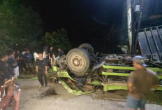 Truk Kontainer Terguling di Bawah Fly Over Tais, Dua Awak Tewas di Lokasi