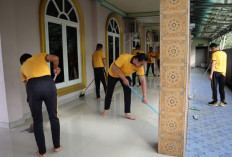 Personel Polres Bengkulu Selatan Korve Bersihkan Masjid