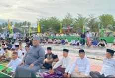 Bupati dan Wakil Bupati Bengkulu Selatan Sholat Idul Fitri Bersama Masyarakat di Lapangan Sekundang